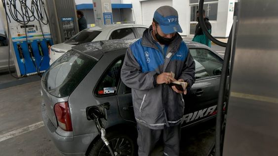 Más cara. Se estima que la nafta súper de YPF llegará a los $ 76,92 por litro en las estaciones de servicio de la provincia. Foto: Orlando Pelichotti / Los Andes.