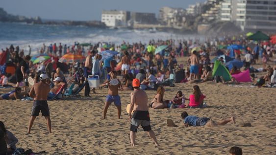 Muchos mendocinos eligen Chile para veranear, pero los peajes y comercios chicos piden dinero en efectivo. Imagen: Claudio Gutiérrez / Los Andes