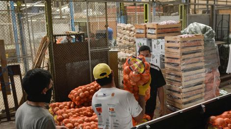 Mendoza trabaja en ambicioso plan para agrupar a productores.Mendoza, 18 de Abril de 2020 SociedadMucha gente y poco distanciamiento social en la Feria de GuaymallenFoto: Nicolás Rios / Los Andes