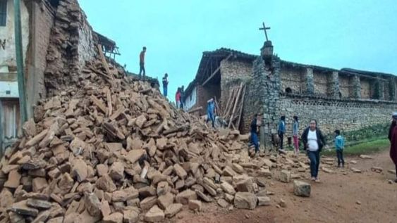 La reconocida torre de la Iglesia de La Jalca Grande, construida en el siglo XVI y y considerada Patrimonio Histórico del Perú, quedó derrumbada por el sismo (Gentileza)