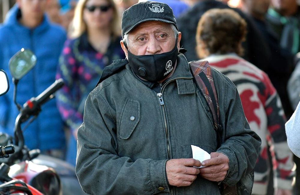 Demoras y largas filas en la Administración Nacional de la Seguridad Social (Anses), sucursal Guaymallén,  que habilitó desde hoy, lunes 24 de octubre, la inscripción presencial y sin turno en todas sus oficinas para recibir el bono de 45.000 pesos (conocido coloquialmente como “IFE 5”), destinado a personas de entre 18 y 64 años, en condiciones de extrema vulnerabilidad, que no cuenten con ningún tipo de ingreso y no cobren prestación, asignación o programa social del Estado nacional, provincial o municipal alguna.Foto: Orlando Pelichotti