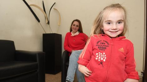 Los Andes | Juanita de 4 añitos ,padece de la enfermedad de agenesia de radio y mano bot, no tiene los huesos radiales en ambos brazos y tampoco los dedos pulgares y su mamá Ruth Dávila realiza colectas y campaña para poder realizarle la cirugíaJuanita con su mamá R