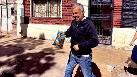 La insólita reacción de Cornejo cuando le ofrecieron probar unos Peronachos.