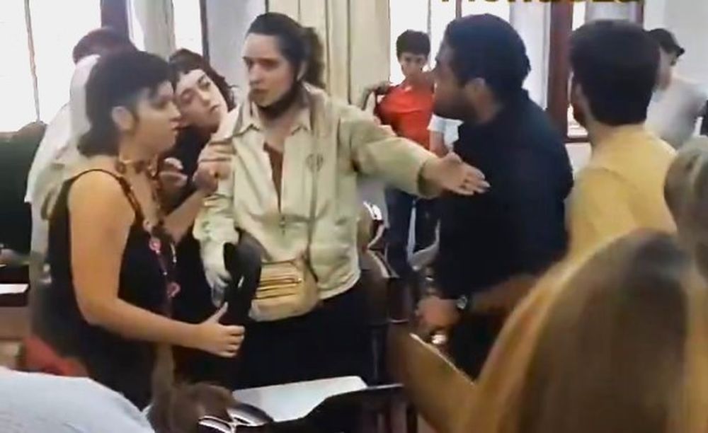 Confrontación durante la exposición en la Facultad de Filosofía y Letras.