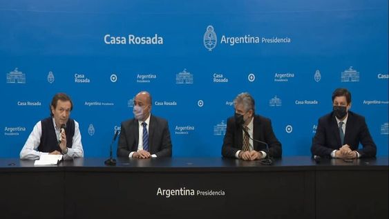 El jefe de Gabinete, Juan Manzur; el ministro de Ciencia, Tecnología e Innovación Daniel Filmus, en una conferencia de prensa en la Casa Rosada. Acompañan el secretario de Asuntos Estratégicos, Gustavo Beliz; y el presidente de la Agencia Nacional de Promoción de la Investigación, el Desarrollo Tecnológico y la Innovación (Agencia I+D+i), Fernando Peirano.
