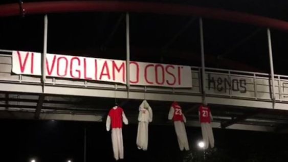Así los queremos decía la pancarta que acompañaba a los maniquíes con los números de Iemmello , Falzerano y Di Chiara.
