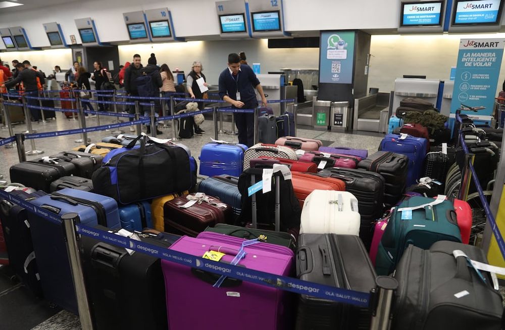 Los gremios aeronáuticos Asociación de Pilotos de Líneas Aéreas (APLA) y la Asociación del Personal Aeronáutico (APA) realiza este viernes paros parciales y asambleas informativas en el Aeroparque Jorge Newbery, en un plan de lucha implementado para este mes en demanda de una recomposición salarial. Foto: Daniel Vides / NA