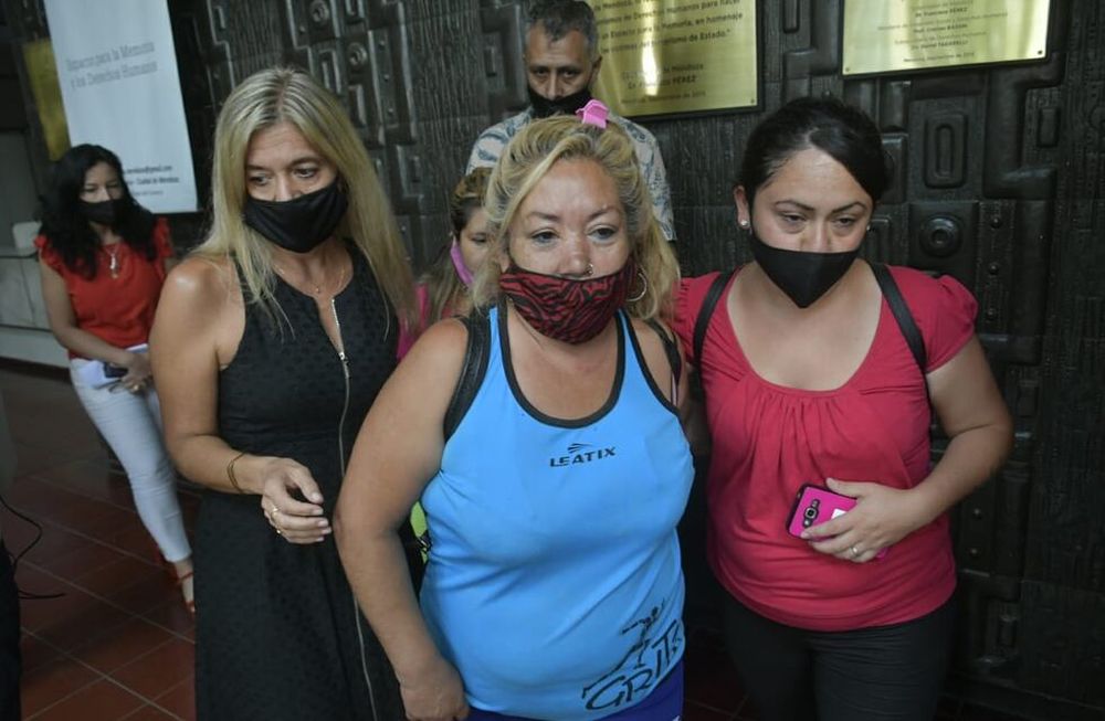 La fiscal Claudia Ríos junto a la familia de Karen Roux, este lunes en la fiscalía de Homicidios. / Orlando Pelichotti