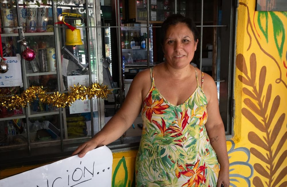 Casi 100 personas en situación de calle comieron y celebraron la Navidad juntas en un kiosco de Godoy Cruz. Foto: Ignacio Blanco / Los Andes.