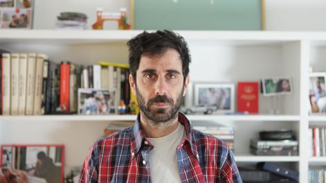 Esteban Menis, creador de la serie web Electrica, llega a Mendoza con un show de humor.
