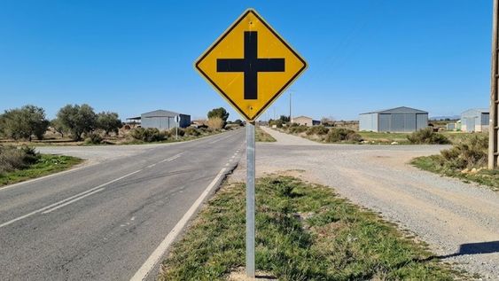 La finalidad de todas estas señales de tránsito es reducir las posibilidades de un siniestro en el cruce.