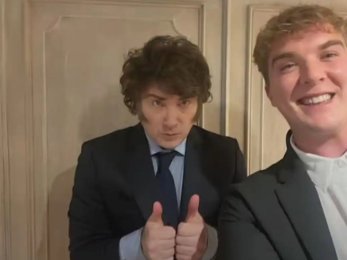 Hayden Mark Davis junto a Javier Milei