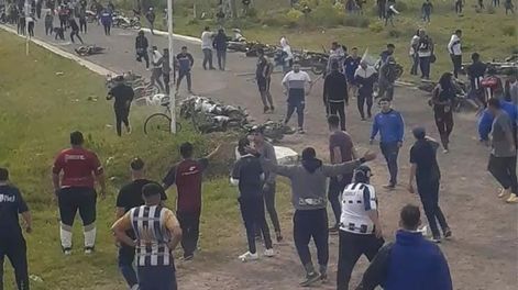 Los hinchas de Talleres protagonizaron incidentes en la ruta en su camino a Resistencia. (captura de video)