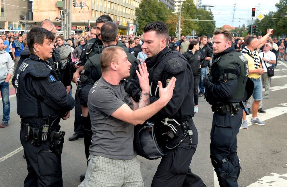 Neonazis se lanzan a “cazar” inmigrantes en Alemania
