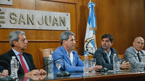 Sergio Uñac con las autoridades con las que firmó el convenio para que se instale la agencia nacional.