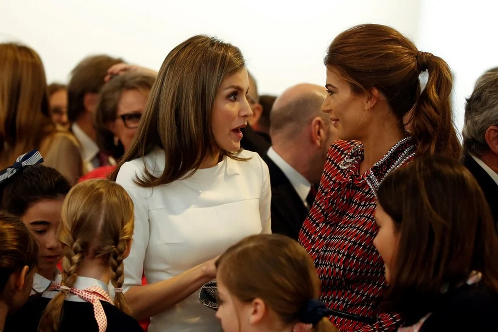 Fuentes cercanas a la realeza española afirman que habría un romance entre Juliana Awada y el rey Felipe.