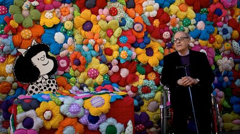 Los Andes | En esta foto del 15 de septiembre de 2014, el caricaturista argentino Joaquín Salvador Lavado, Quino, posa junto a su personaje de Mafalda en la exposición El mundo según Mafalda, en Buenos Aires.