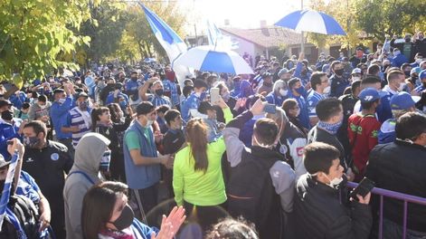 Los hinchas tombinos olvidaron la cuarentena y despidieron en la calle al Loco Julio