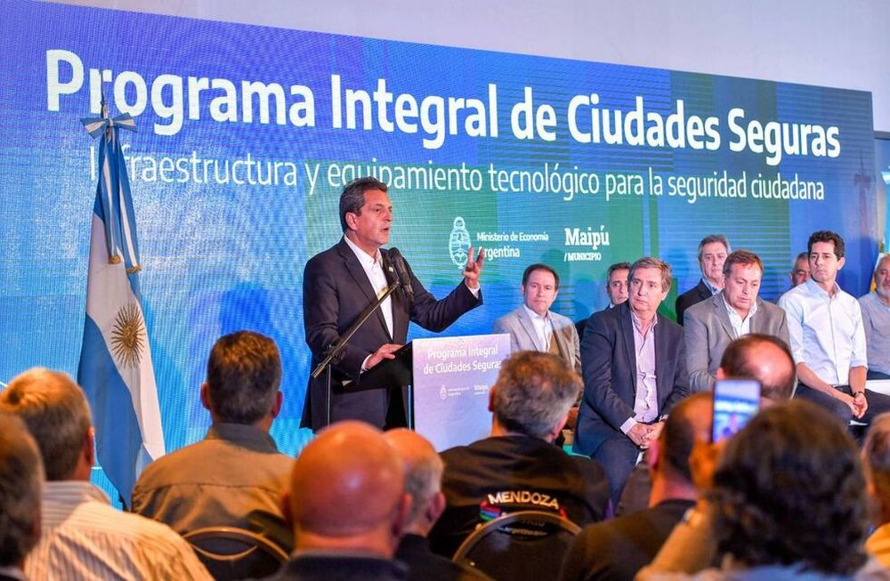 Sergio Massa y los dirigentes del PJ mendocino en la última visita del excandidato de Unión por la Patria.