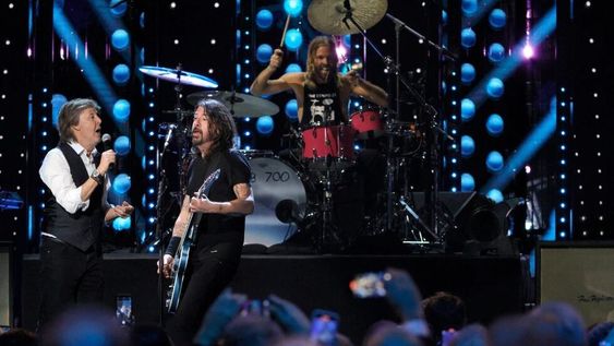 Paul McCartney, Dave Grohl y Taylor Hawkins, cuando el exBeatle introdujo a Foo Fighters en el Salón de la Fama del Rock & Roll. (https://fox8.com/)