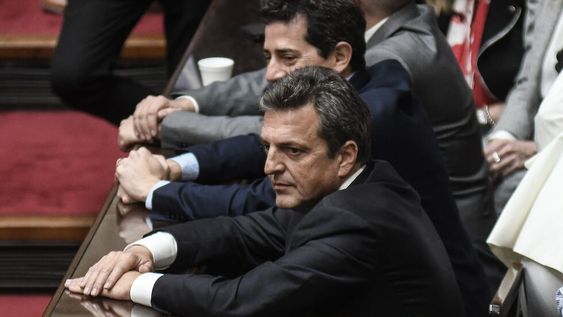 Se espera que le funcionario prepare un ajuste, pero también configure bonos para recomponer el salario, ¿qué dijo el propio Massa al respecto? /Foto Federico Lopez Claro