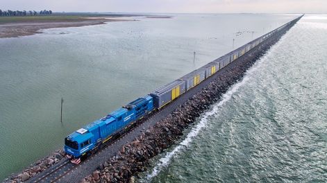 Los Andes | Quedaron rehabilitadas las vías del tren que cruzan la laguna de La Picasa y volvió a circular un tren de pasajeros luego de ocho años. Foto: Prensa Trenes Argentinos Cargas.