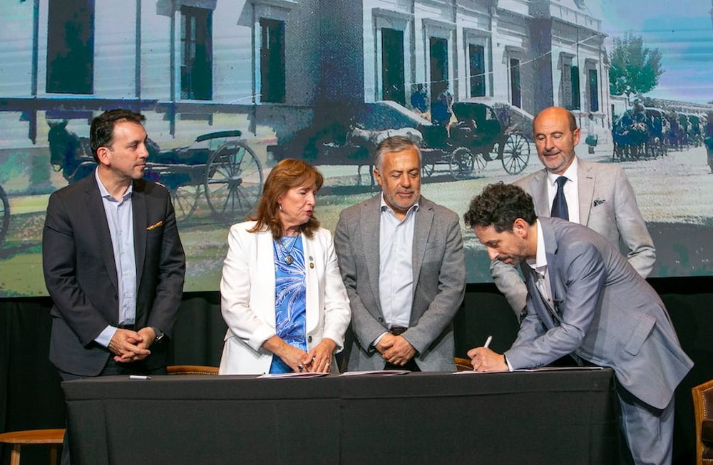 Tadeo García Zalazar (ministro de Educación, Cultura, Infancias y DGE), Esther Sánchez (rectora UNCuyo), Miguel Títiro (periodista Los Andes), Alfredo Cornejo (gobernador de Mendoza), Rodolfo Vargas Arizu (ministro de Producción) y Pablo Dellazoppa (director de contenidos de Los Andes) - Aniversario Los Andes 141 años. Foto: Los Andes