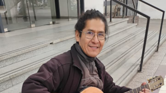 musico callejero y su agradecimiento a mendoza