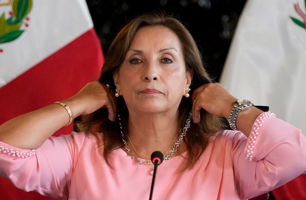 ARCHIVO - La presidenta de Perú, Dina Boluarte, muestra sus joyas durante una conferencia de prensa el 5 de abril de 2024, en el Palacio de Gobierno en Lima. (AP Foto/Martín Mejía, Archivo)