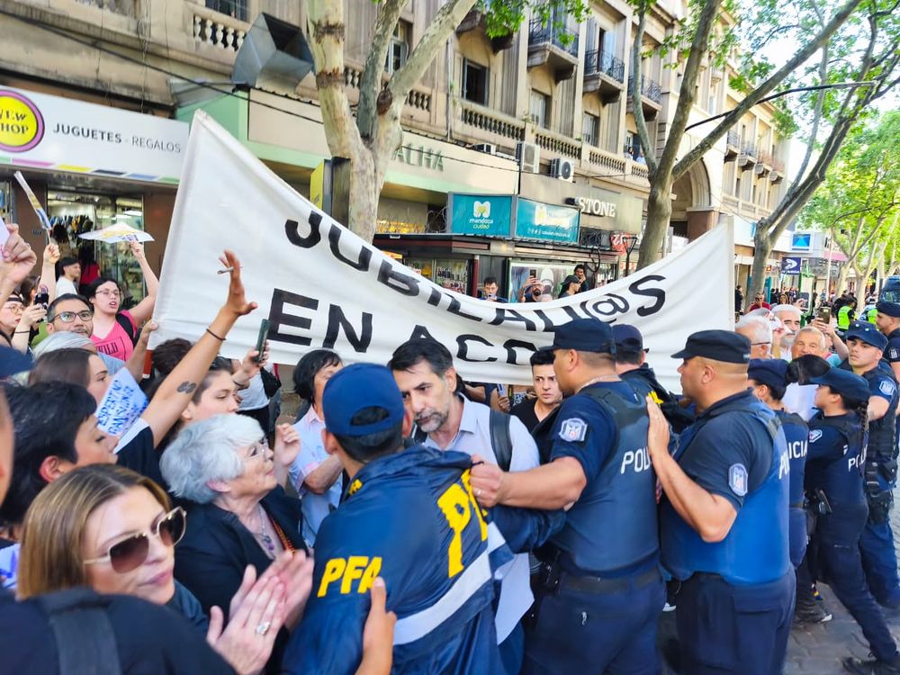 La Policía le puso un corralito a los manifestantes que protestaron contra la visita de Milei en pleno centro de Mendoza