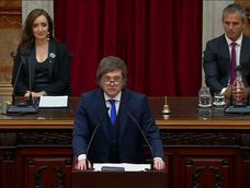 El presidente Javier Milei habla ante la Asamblea Legislativa 2026, escoltado por la vicepresidenta Victoria Villarruel y el presidente de la Cámara de Diputados, Martín Menem