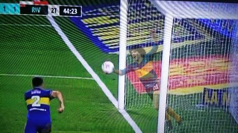 El meme del milagro: Diego ataja lo que iba a ser el gol triunfal de River ante Boca en La Bombonera. / Twitter