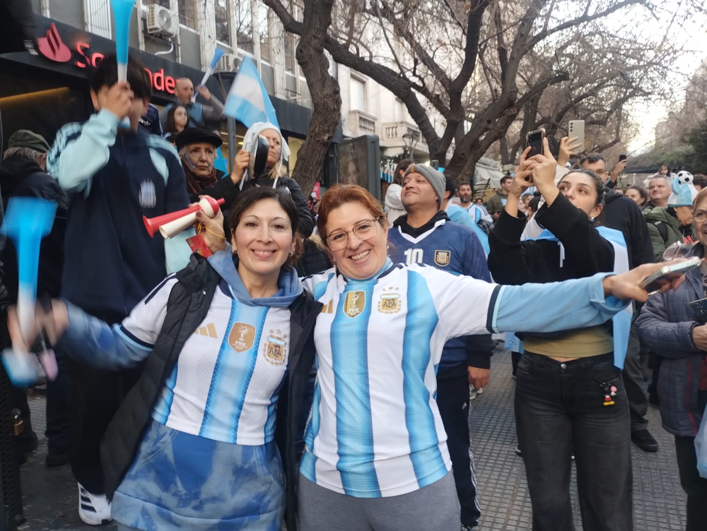 Mónica y Natalia viven en  pleno centro y, zapatearle los "goles a los que viven en el octavo piso es una de las tantas cábalas"