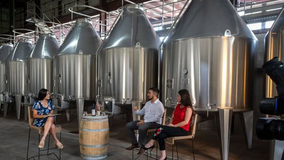 Ciclo Pilares Bodega SavinaFINANZAS PARA INVERSORES Y EMPRENDEDORES.El segundo panel trató de la educación financiera, cómo está en Mendoza y sus próximos pasos. Sol Devia, periodista de Los Andes, Lucas Ferraro Tornello, contador y docente, María Laura Hunau, licenciada en Relaciones Humanas y Relaciones Públicas, directora de  Junior Achievement Cuyo.Foto: Ignacio Blanco / Los Andes