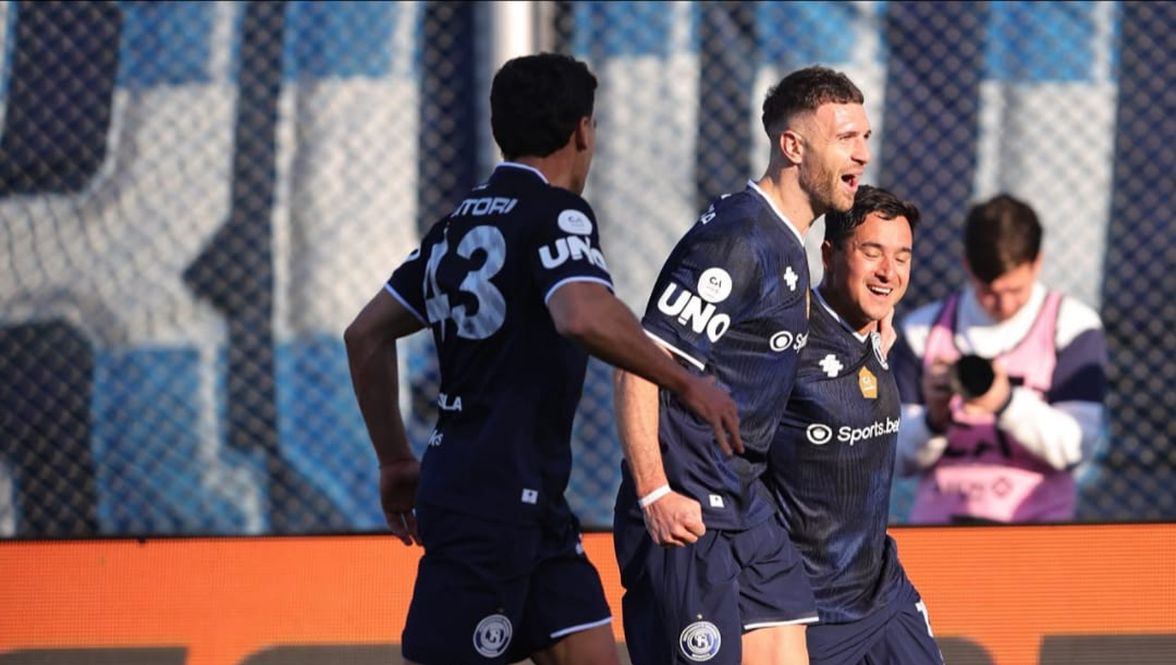 El festejo de Independiente Rivadavia tras el gol de Luciano Gómez. Leonel Bucca abraza al defensor luego de convertir el penal que le da ventaja a la Lepra ante Tigre.