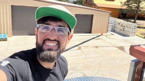 Josías Luna: un graduado UMaza que marida ciencia, vino y música