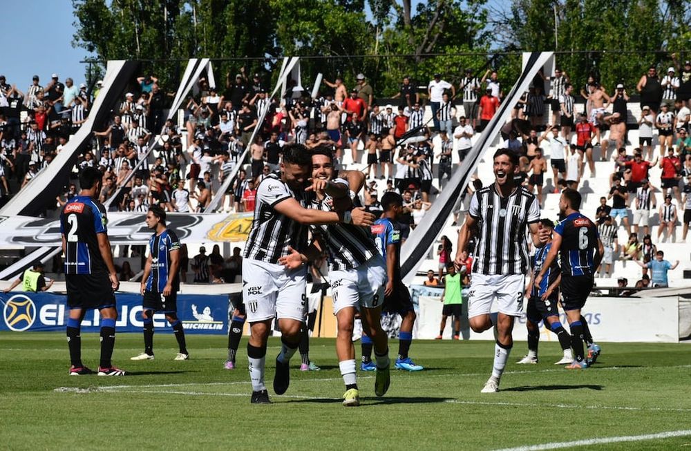 Nico Romano , abrazado por el Tanque Silba, convirtió dos goles frente a Almagro, mañana frente e Caseros, quiere seguir aportando festejos al Lobo.