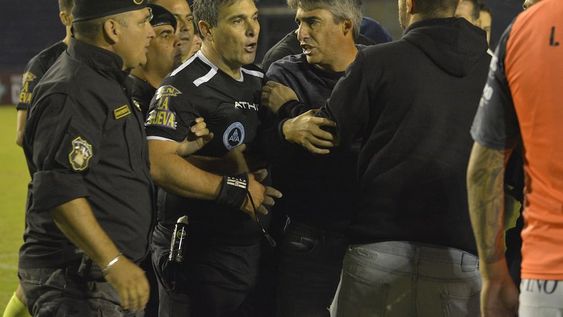 Arde la B Nacional: la Lepra protestará en AFA el polémico arbitraje ante Riestra