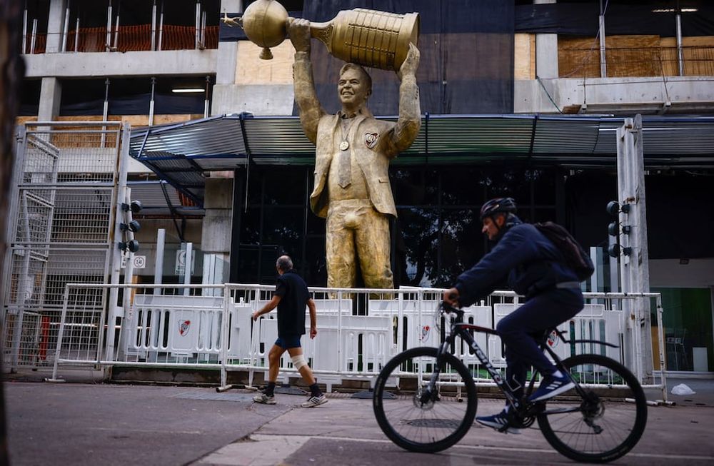 La estatua de Marcelo Gallardo, ex técnico de River Plate, afuera del estadio Monumental en Buenos Aires, el martes 30 de mayo de 2023. (AP Foto/Iván Fernández)