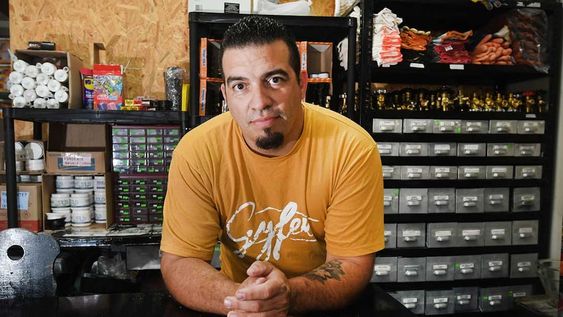Marcelo Castañón Robaba para conseguir cocaína, decidió internarse para  recuperarse de las adicciones a las drogas y ahora da charlas motivacionales. Actualmente trabaja en el comercio de su padre, ferretería industrial y venta de gases industriales.