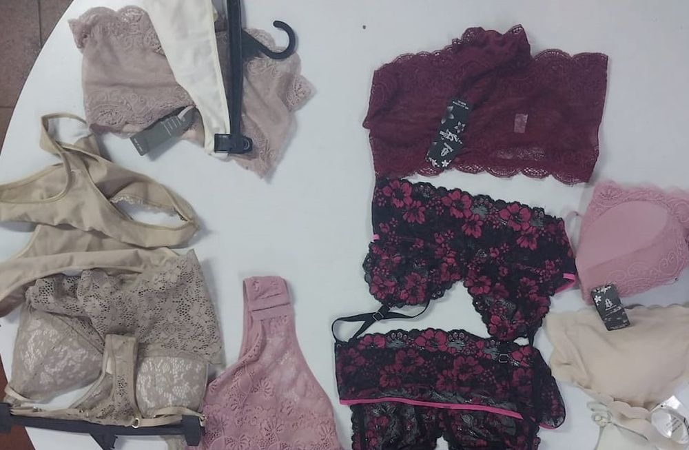 Recuperaron conjuntos de lencería que habían sido robados tras dos asaltos en pleno Centro. | Foto: Ministerio Seguridad y Justicia