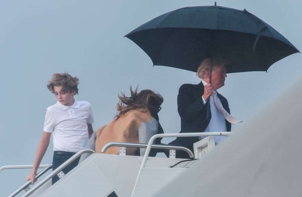 El gesto de Trump con Melania y su hijo pequeño que hizo indignar al mundo