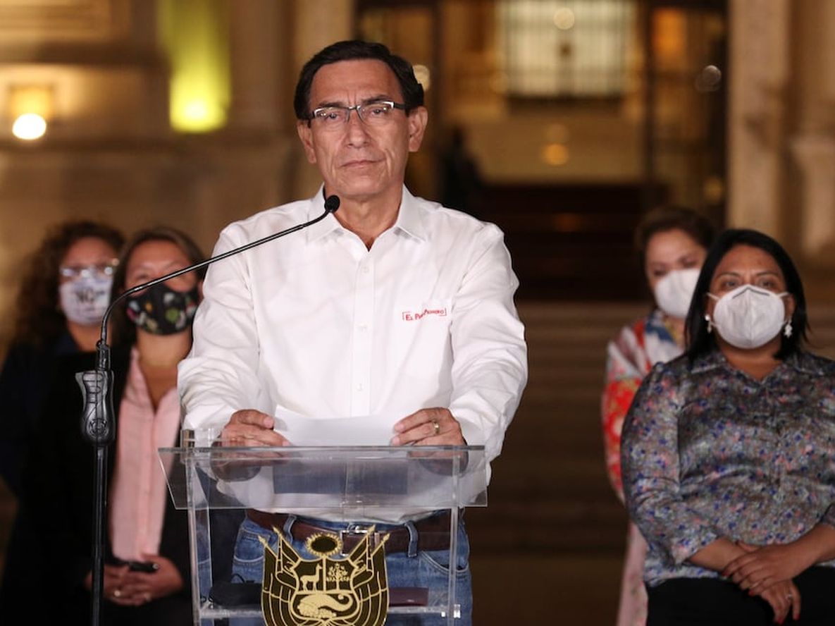 El presidente de Perú, Martín Vizcarra, habla frente al palacio presidencial después de que los legisladores votaran para destituirlo de su cargo en Lima.