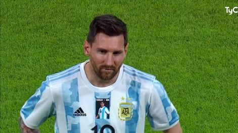 Leo Messi con la camiseta homenaje a Diego Maradona.