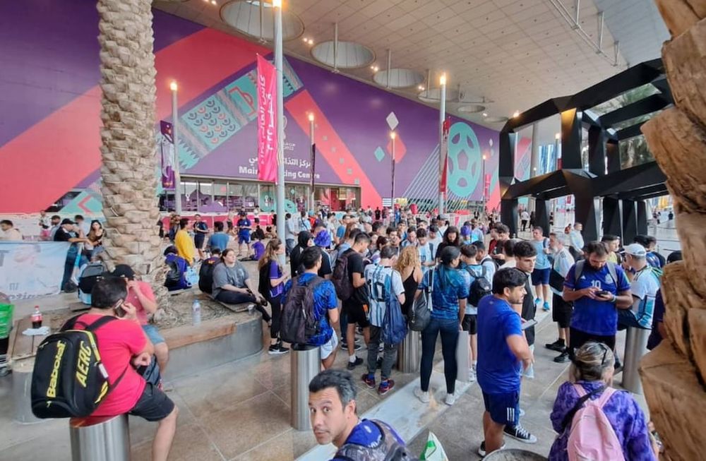 Centro de Convenciones se dieron asambleas improvisadas de hinchas pidiendo entradas. / Foto: La Voz