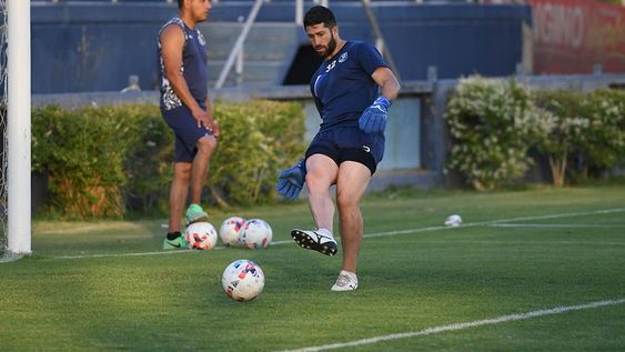 Entrenamiento y práctica de futbol de Independiente Rivadavia, en el estadio Bautista Gargantini.