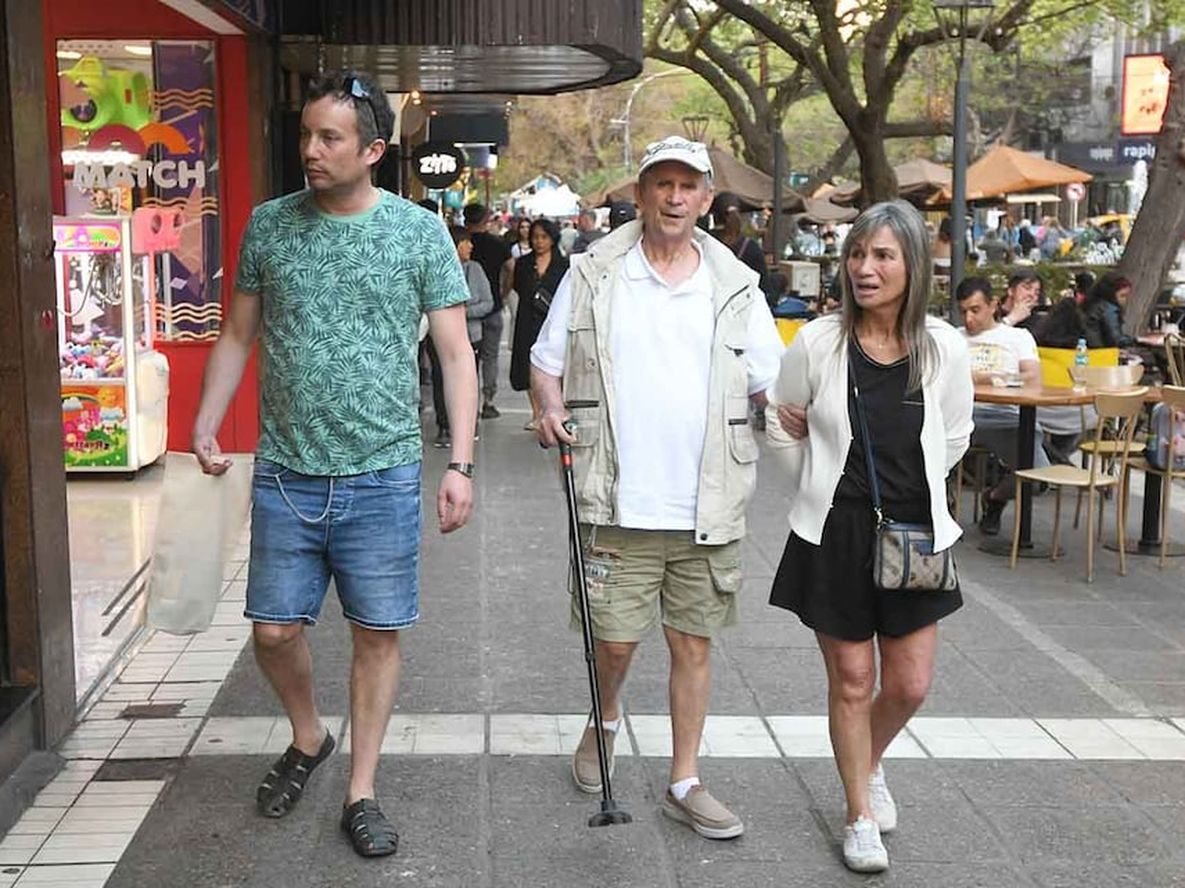Turistas chilenos de paseo y de compras en Mendoza. Foto: José Gutierrez / Los Andes