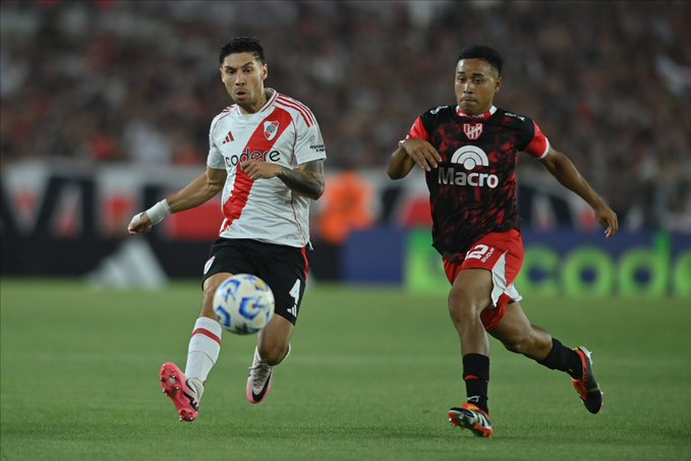 Gonzalo Montiel disputa la pelota, en su regreso oficial al Monumental. 