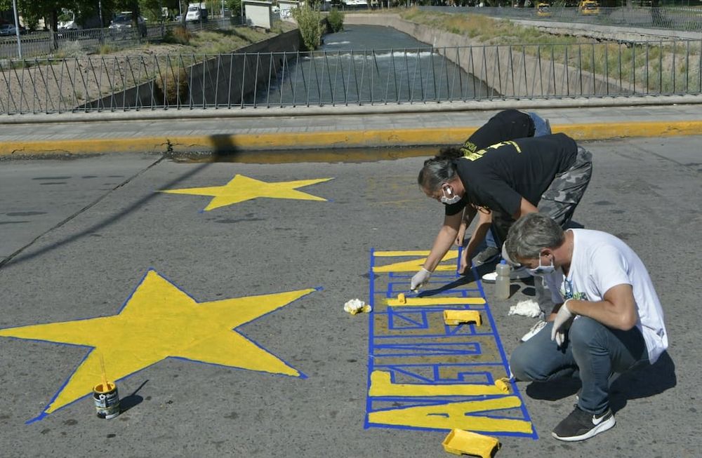 Ángel Kruk, papá de Agustín y Abril -quienes murieron tras ser atropellados en la Costanera de Mendoza en 2018- repintó las estrellas amarillas de sus hijos. Foto: Orlando Pelichotti / Los Andes.