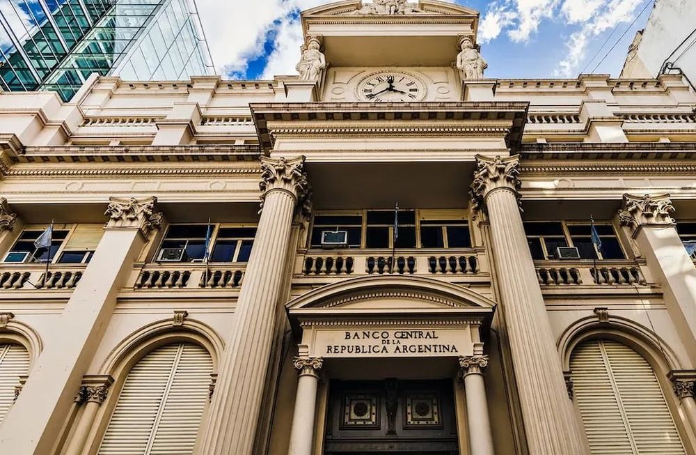 Moody’s afirmó que Argentina caerá más de lo esperado en 2023 y que la inflación llegará al 120% (Foto Banco Central / Archivo)